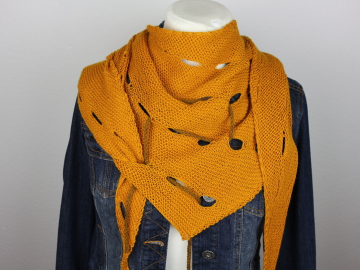 Strickanleitung Tuch einfach – modernes Dreieckstuch mit Lochmuster