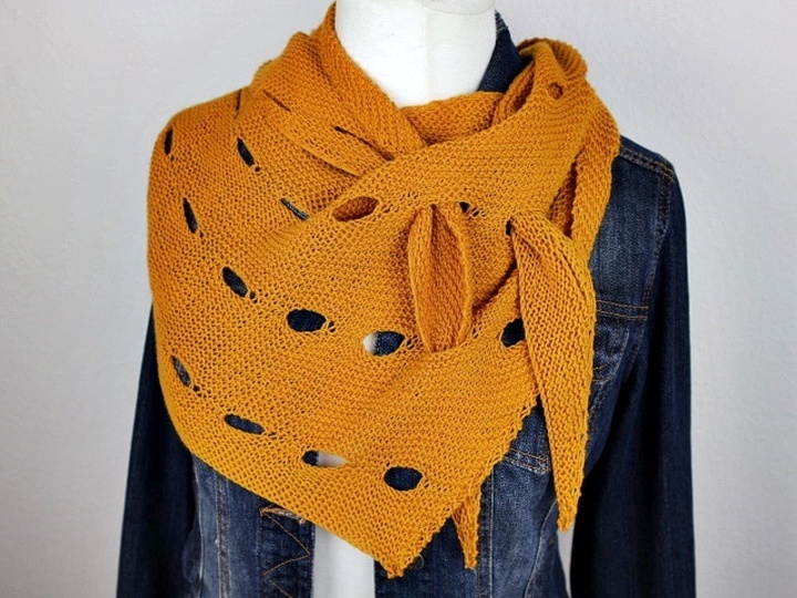 Strickanleitung Tuch einfach – modernes Dreieckstuch mit Lochmuster