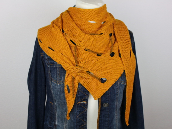 Strickanleitung Tuch einfach – modernes Dreieckstuch mit Lochmuster