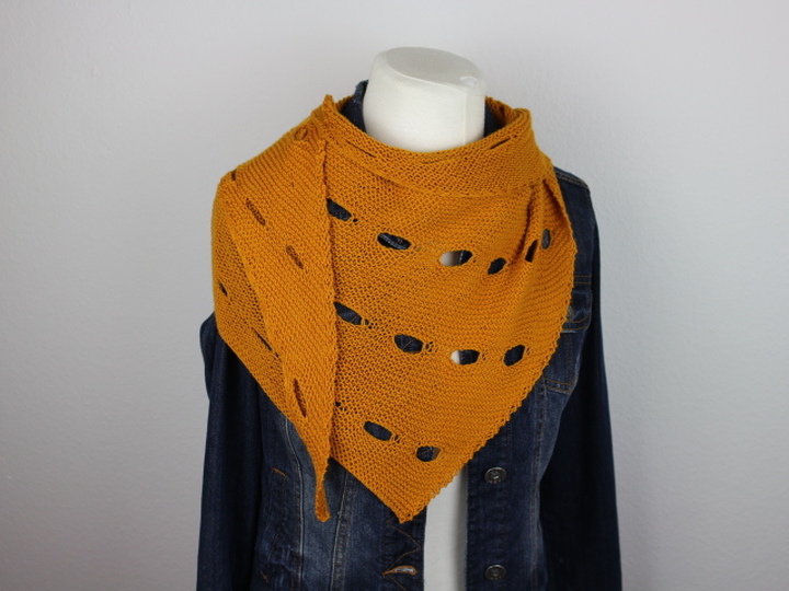 Strickanleitung Tuch einfach – modernes Dreieckstuch mit Lochmuster