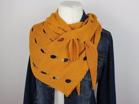 Strickanleitung Tuch einfach – modernes Dreieckstuch mit Lochmuster