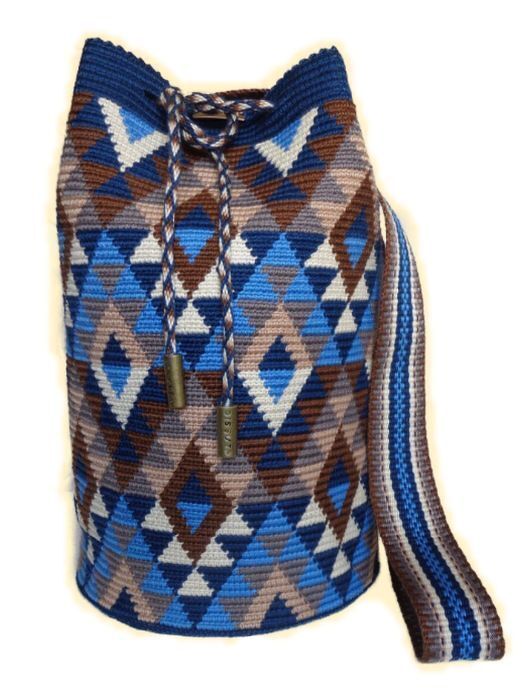 Gehäkelte Umhängetasche mit blau-braunem Rautenmuster und breitem, gestreiftem Schultergurt