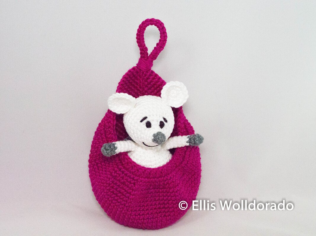Gehäkelte weiße Amigurumi-Maus in beerenfarbenem Hängesäckchen mit Schlaufe