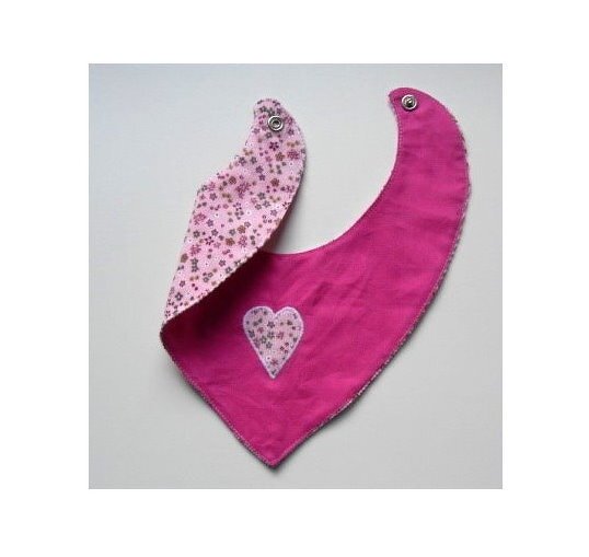 Wendbares dreieckiges Baby-Halstuch pink mit Herz-Applikation und floralem Muster, Druckknopfverschluss