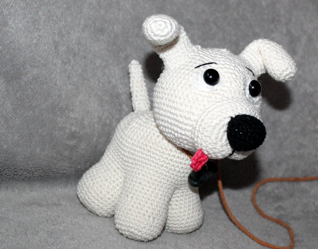 Crochet a dog – Leo, the sitting cuddly dog with a leash (EN & DE) - Image 9