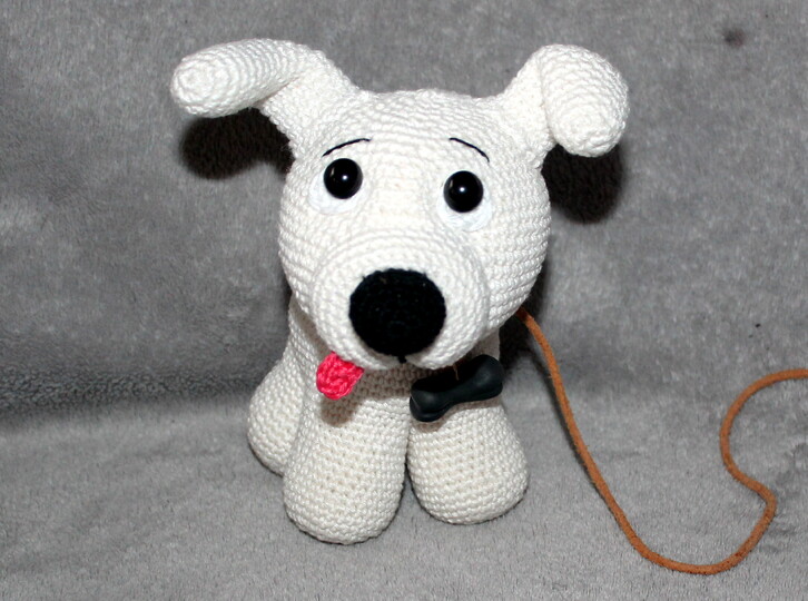 Crochet a dog – Leo, the sitting cuddly dog with a leash (EN & DE)