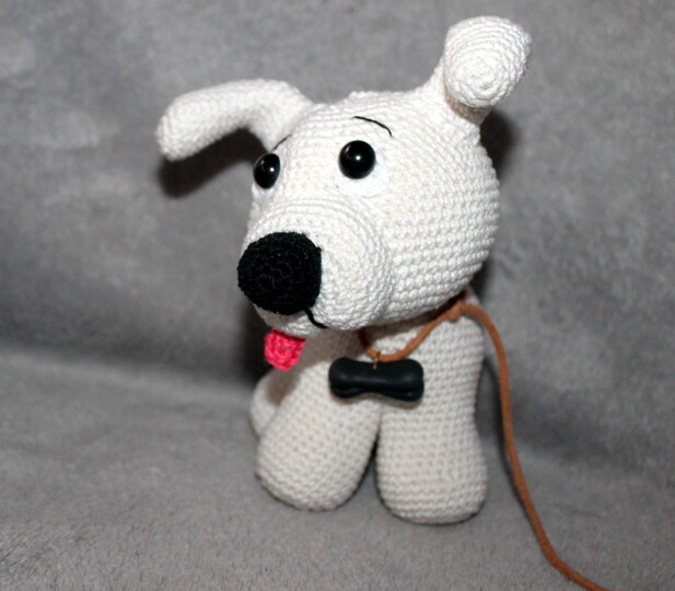 Crochet a dog – Leo, the sitting cuddly dog with a leash (EN & DE)