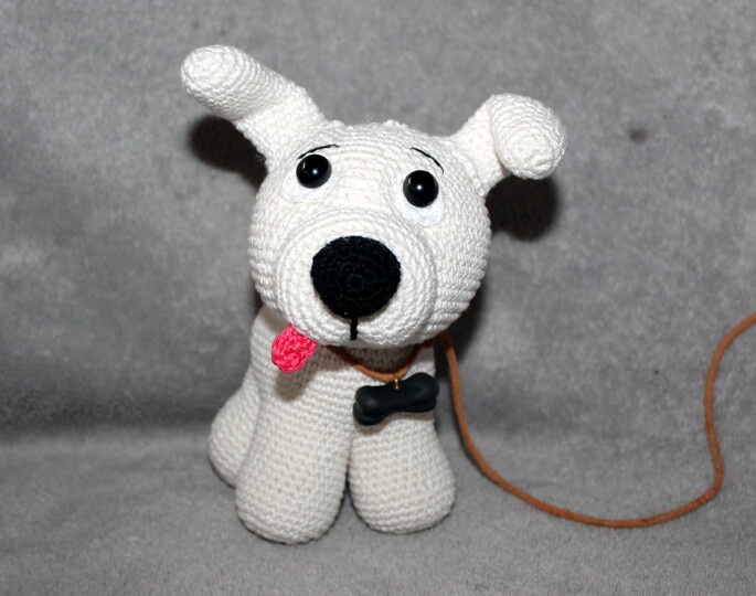Crochet a dog – Leo, the sitting cuddly dog with a leash (EN & DE)