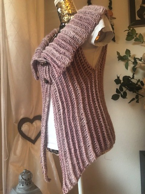 Gehäkelte ärmellose Damenweste in Altrosa mit Rippenstruktur auf Schneiderpuppe