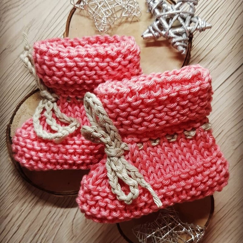 Einfache gestrickte Babyschuhe korallrosa mit Kordel