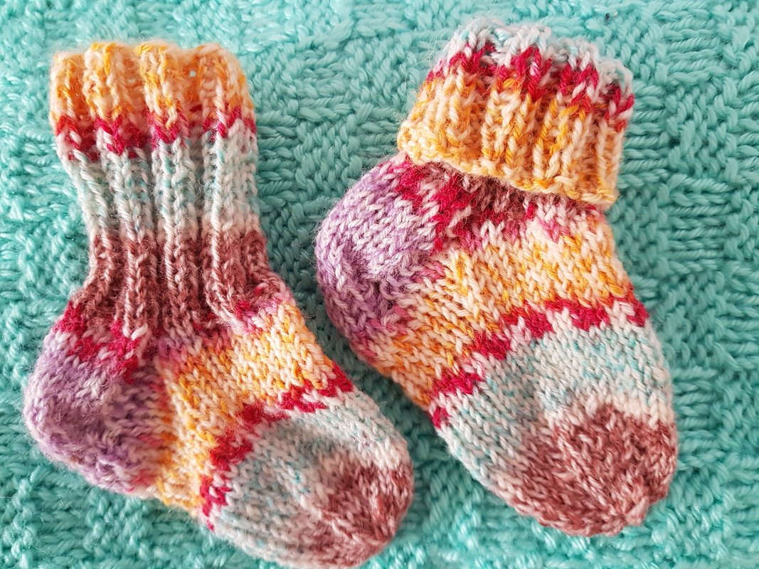 Strickanleitung für kuschelige Babysöckchen 9 cm