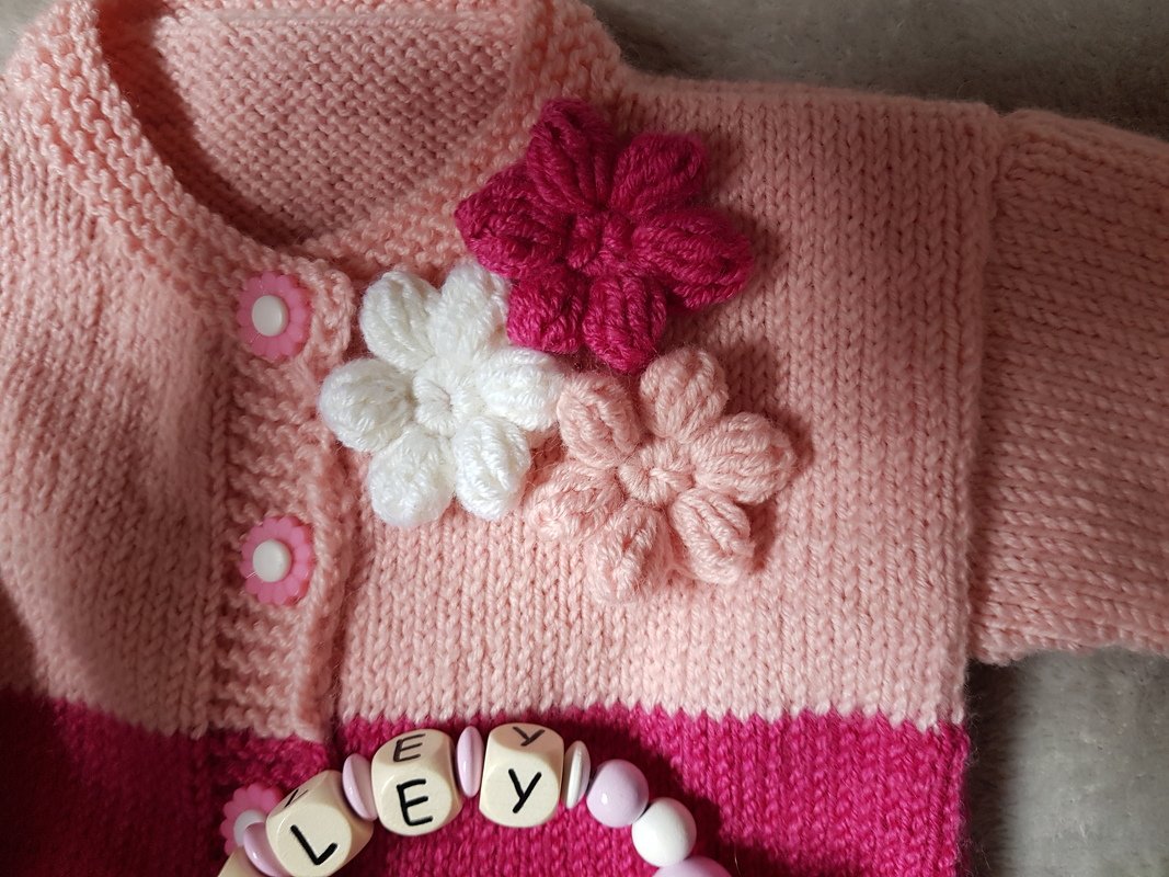 Strickanleitung Babyjäckchen in Rosatönen Größe 68/74