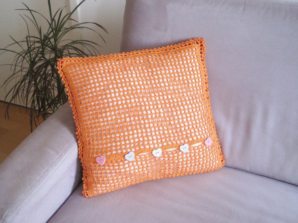Quadratisches Sofa-Kissen mit gehäkeltem orangefarbenem Bezug, Lochmuster und fünf Herzknöpfen
