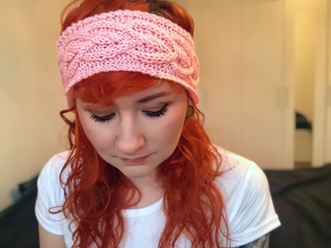 DIY gestricktes Flechtstirnband im Herzmuster