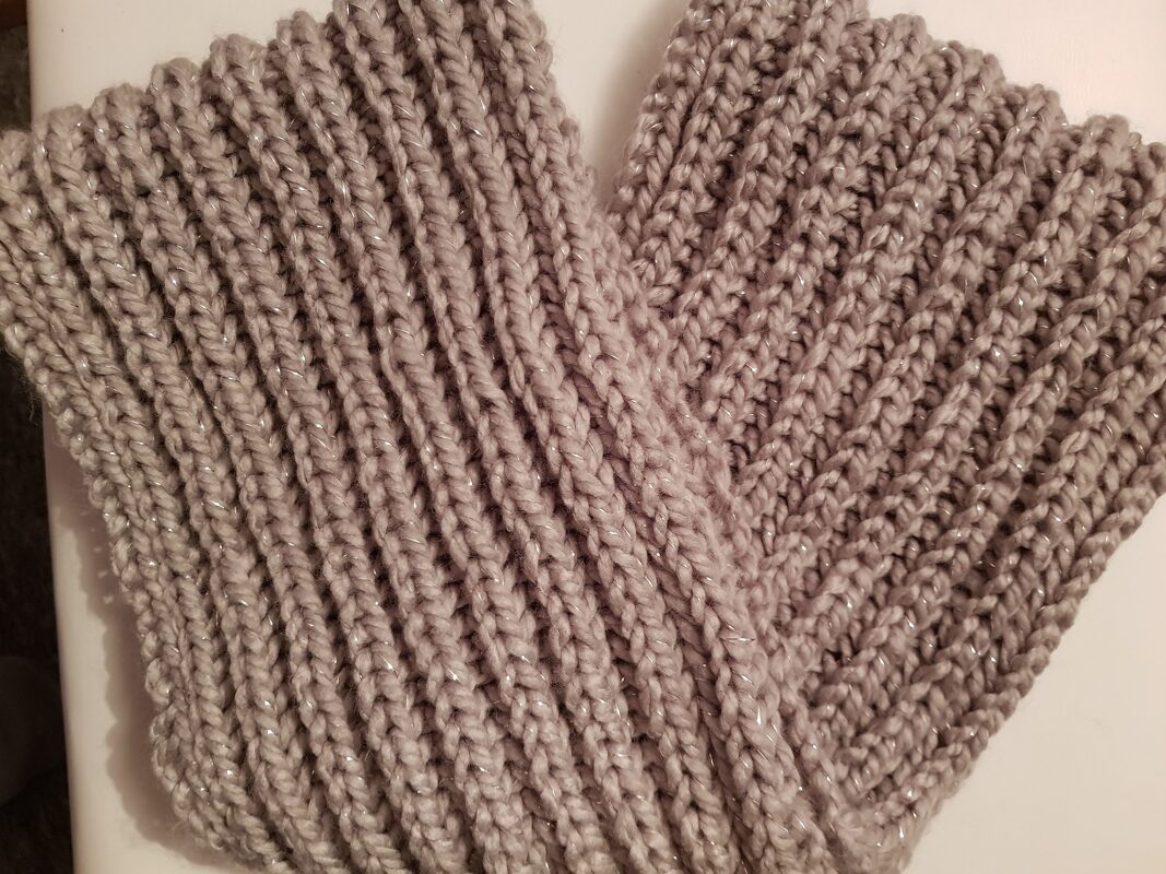 Nahaufnahme: grob gerippter Schlauchschal in Beige mit silbernem Faden