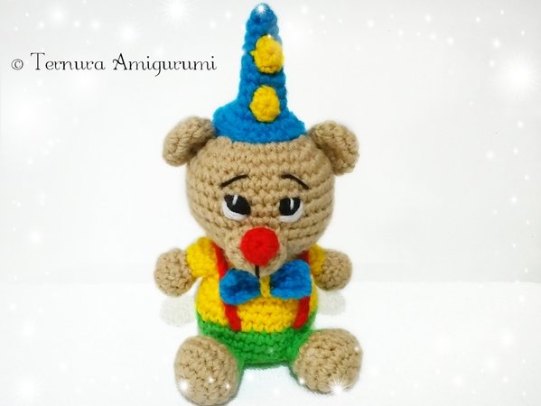 Crochet pattern Nick, the carnival bear, clown bear, present