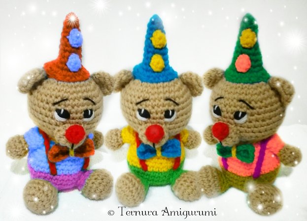 Crochet pattern Nick, the carnival bear, clown bear, present