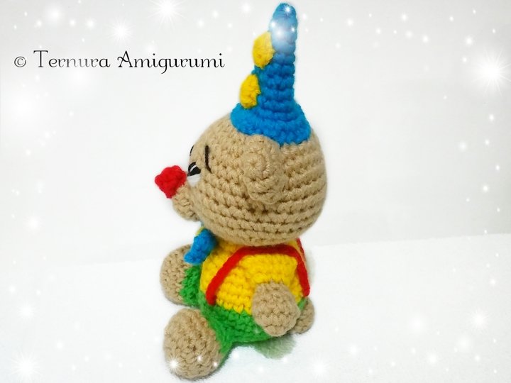 Crochet pattern Nick, the carnival bear, clown bear, present