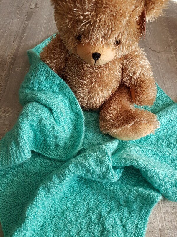 Gestrickte Babydecke im Schachbrettmuster!