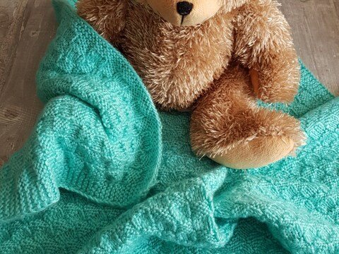 Gestrickte Babydecke im Schachbrettmuster!