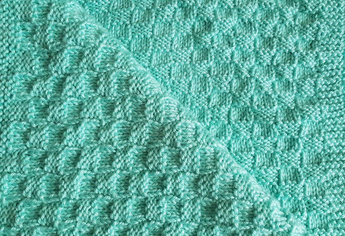 Gestrickte Babydecke im Schachbrettmuster!