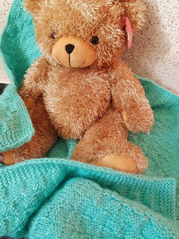 Gestrickte Babydecke im Schachbrettmuster!