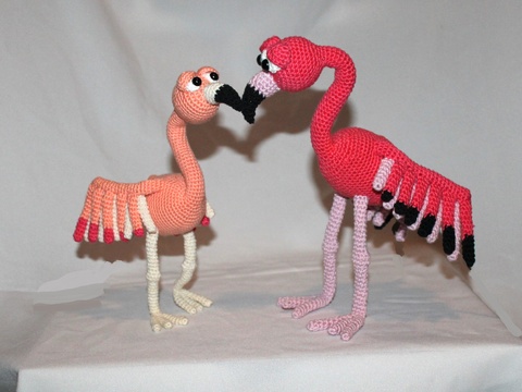 Crochet a flamingo – Flora and Fine, a pair in two sizes (EN & DE)