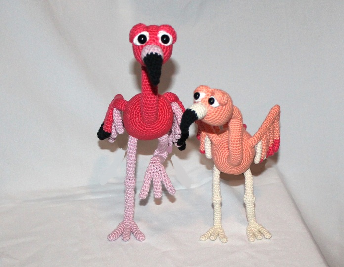 Crochet a flamingo – Flora and Fine, a pair in two sizes (EN & DE)