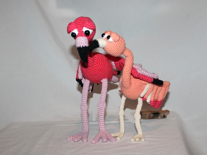 Crochet a flamingo – Flora and Fine, a pair in two sizes (EN & DE)
