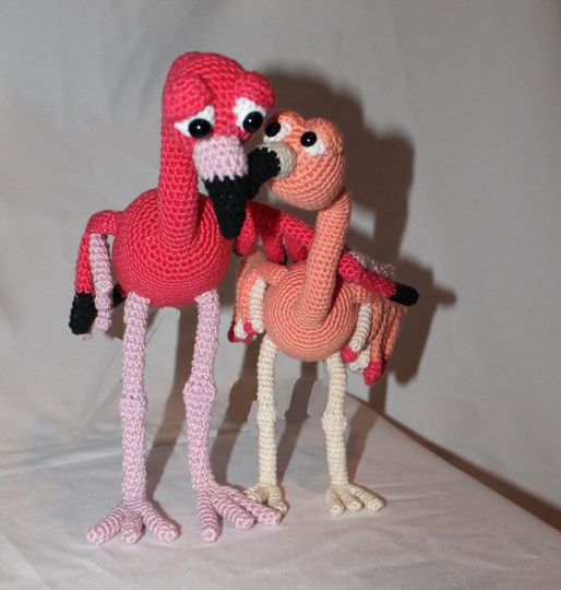 Crochet a flamingo – Flora and Fine, a pair in two sizes (EN & DE)