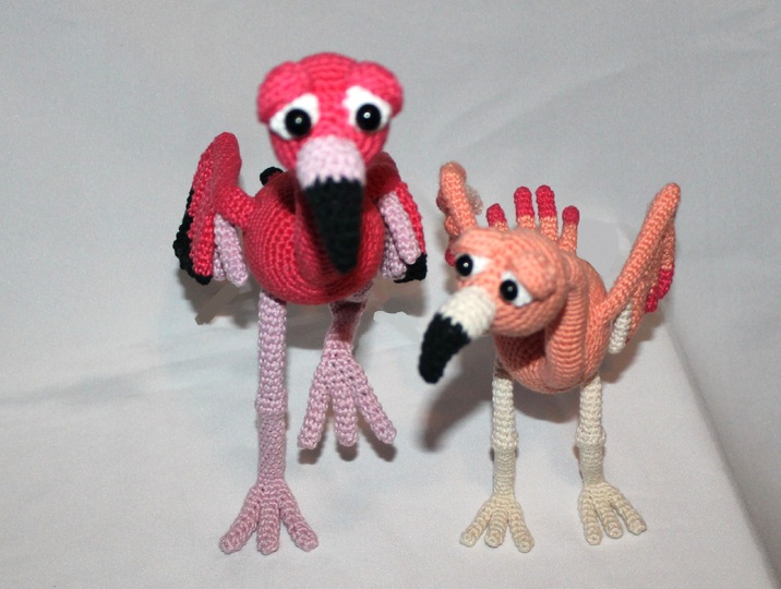 Crochet a flamingo – Flora and Fine, a pair in two sizes (EN & DE)