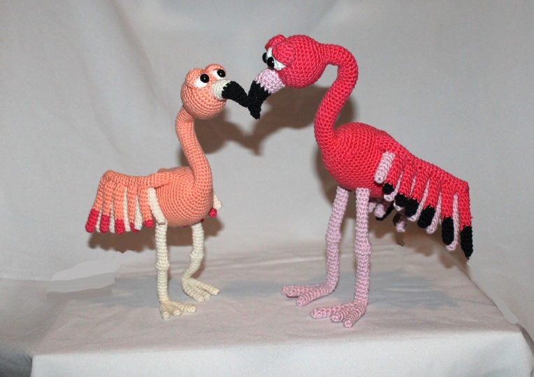 Crochet a flamingo – Flora and Fine, a pair in two sizes (EN & DE)