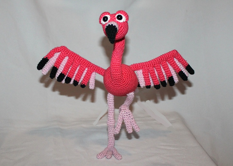 Crochet a flamingo – Flora and Fine, a pair in two sizes (EN & DE)