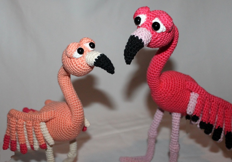 Flamingo häkeln – Flora und Fine, ein Paar in zwei Größen (DE & EN)