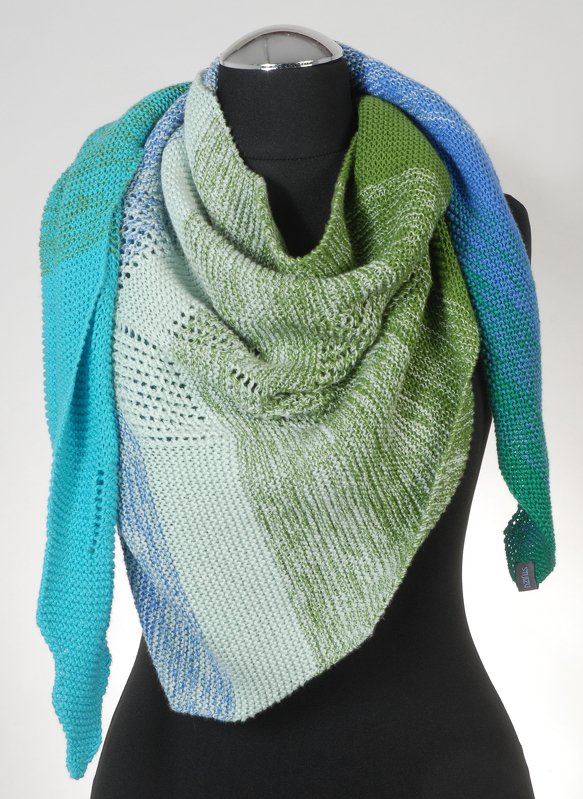 Dreieckstuch in Grün-, Türkis- und Blautönen auf schwarzer Schneiderpuppe drapiert