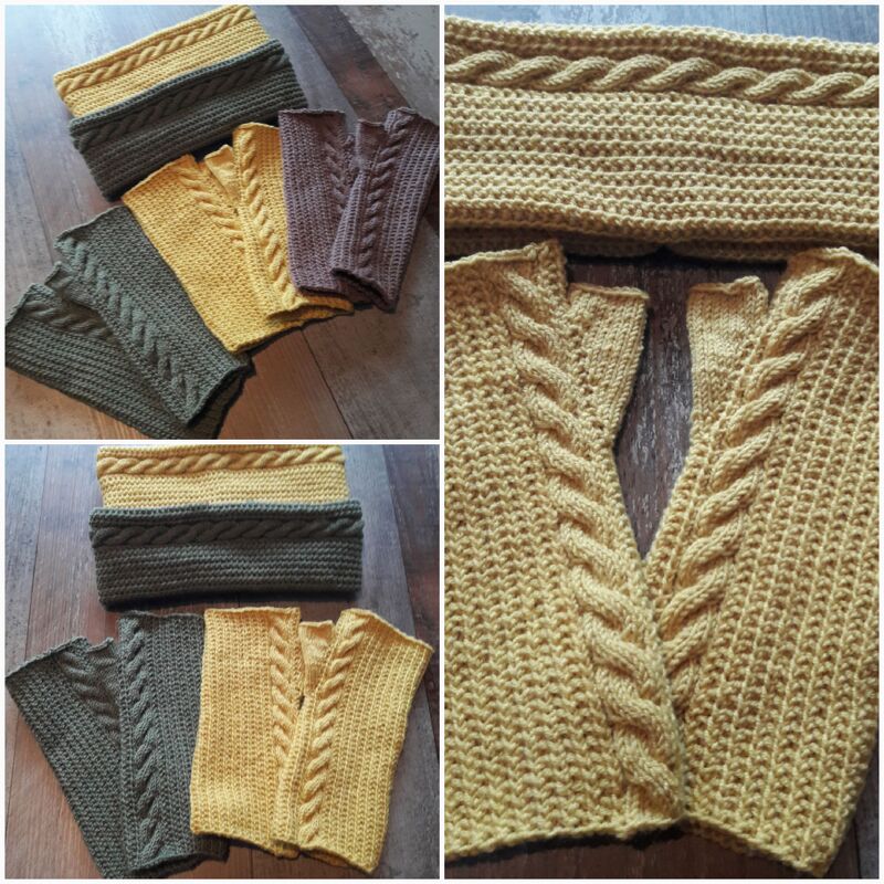 Kollektion gestrickter Loops und Stulpen in Senfgelb, Olivgrün und Braun mit Zopfmuster auf Holzuntergrund.