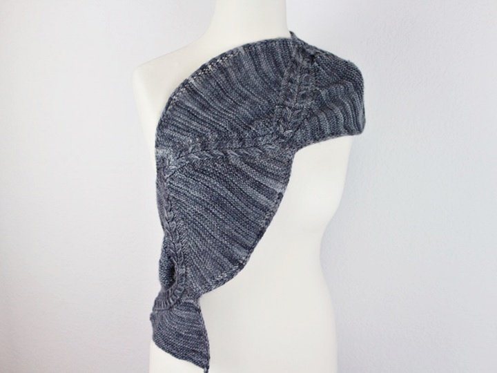 Strickanleitung Schal – moderner Zopfschal mit diagonaler Linie "Tuga"