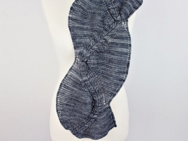 Strickanleitung Schal – moderner Zopfschal mit diagonaler Linie "Tuga"