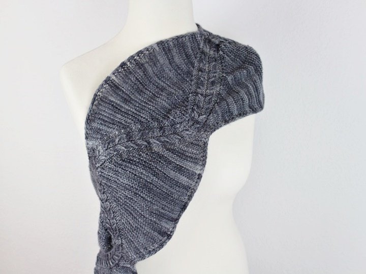 Strickanleitung Schal – moderner Zopfschal mit diagonaler Linie "Tuga"
