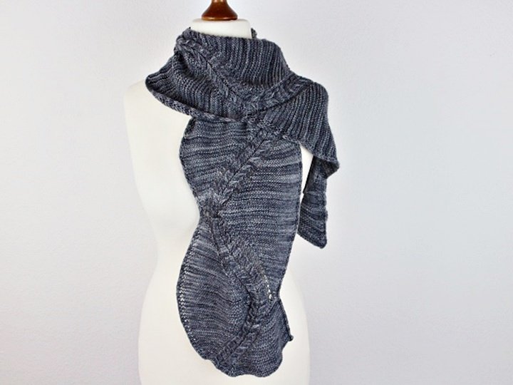 Strickanleitung Schal – moderner Zopfschal mit diagonaler Linie "Tuga"