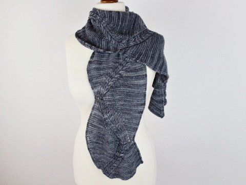 Strickanleitung Schal – moderner Zopfschal mit diagonaler Linie "Tuga"