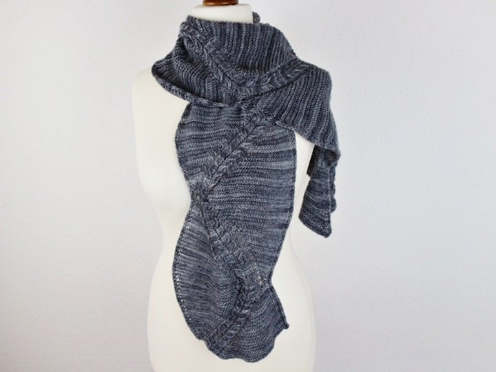 Strickanleitung Schal – moderner Zopfschal mit diagonaler Linie "Tuga"