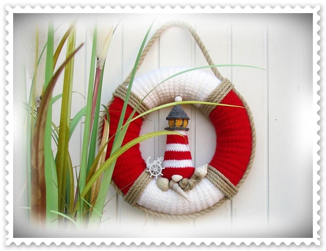 Gehäkelter Rettungsring-Türkranz in Rot und Weiß mit Mini-Leuchtturm, Tau und Muscheln