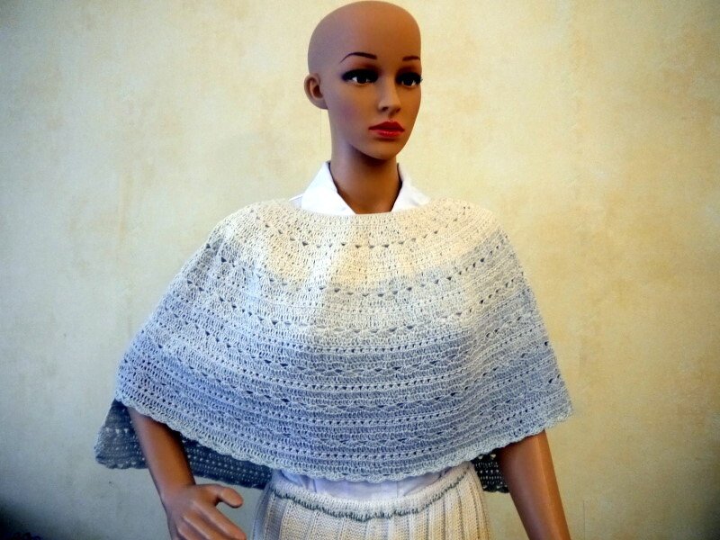 Schaufensterpuppe mit gehäkeltem Poncho in Creme und Hellgrau