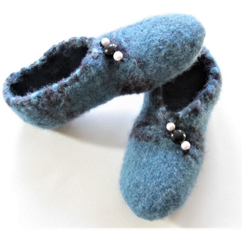 Paar gestrickfilzte Hausschuhe in T
rkis-Blau mit dunklen Kanten und Perlendekor