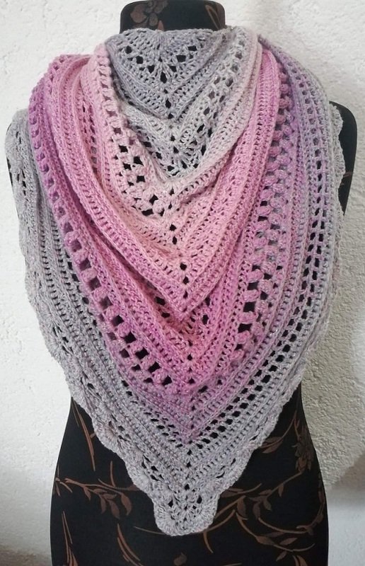 Gehäkeltes Dreieckstuch in Grau‑Rosa mit Lochreihen und Zierkante