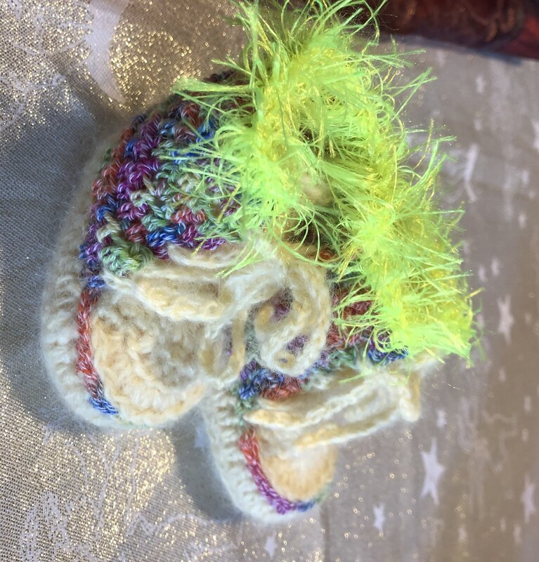 Handgehäkelte Babyschuhe mehrfarbig mit neongrünem Flauschbesatz