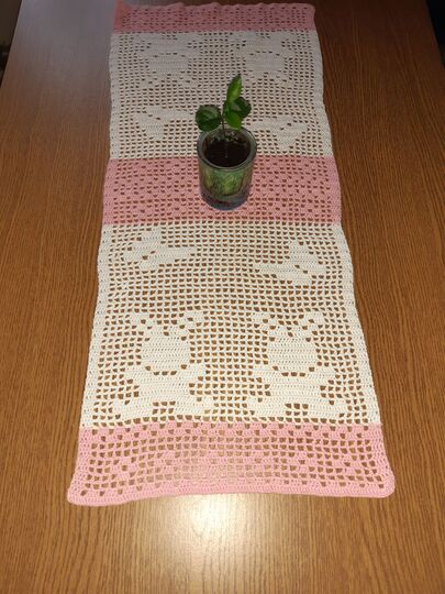 Tischläufer Häschen gehäkelt