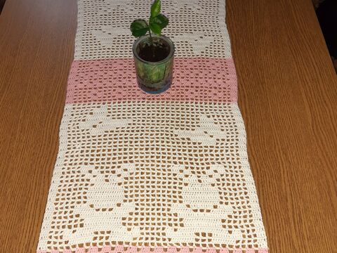 Tischläufer Häschen gehäkelt