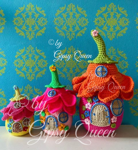 Drei bunte, gehäkelte Blumenhaus-Türstopper in klein, mittel und groß